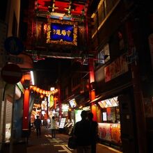 市場通り門とその奥（市場通り）