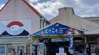 海鮮丼のお店や海産物のお店がたくさん
