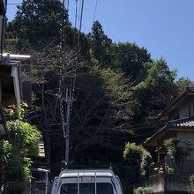 住宅街を通って古墳に近づく