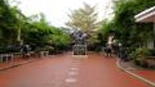 マレーシアのボディビルダー元祖の銅像がある公園