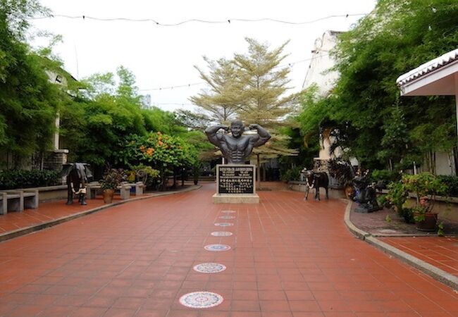 マレーシアのボディビルダー元祖の銅像がある公園