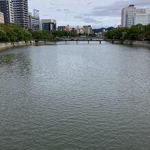 川が印象的な市内