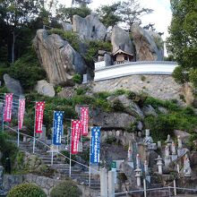 こんな岩肌に建つお寺です