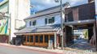 「川島書店見世蔵」は登録有形文化財(建造物)です。