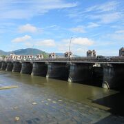 琵琶湖から流れ出る唯一の自然河川「瀬田川」に架かる堰、日本一の湖琵琶湖の水位を司どっています