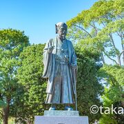 一番有名な水戸黄門像は仙波湖の湖畔にあります。