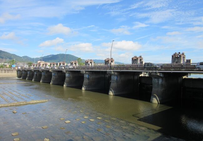琵琶湖から流れ出る唯一の自然河川「瀬田川」に架かる堰、日本一の湖琵琶湖の水位を司どっています