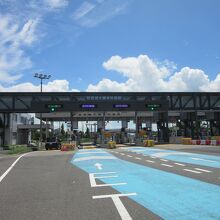 自転車や歩行者は無料で通行できますが、車は有料です