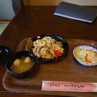 昼食は部屋で。内容はシンプルです。