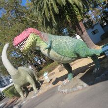 博物館の前にいます