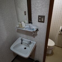 洗面は旧式で小さく、ちょっと使いにくいかも。