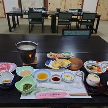 夕食の様子。朝食と共に大広間で頂きます。