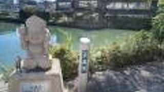 渡月橋の加賀屋さん側にいらっしゃいます。