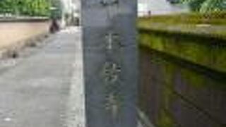 日蓮宗(顕本法華宗)の本教寺は、地下鉄東池袋駅の南側にあります。豊島区役所の東側に位置しています。