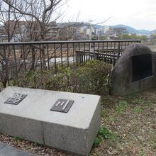 鴨川がよく見える場所にあります