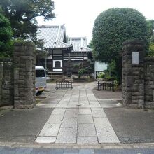日蓮宗の本立寺の門と参道です。池袋南公園に隣接しています。