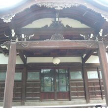 本立寺の本堂です。姫路藩とのゆかりの理由が思い起こされます。