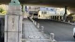 大阪城へと続く通りの橋です
