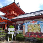 朱色の堂々とした神社