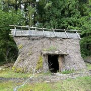 縄文時代の住居が再現されている