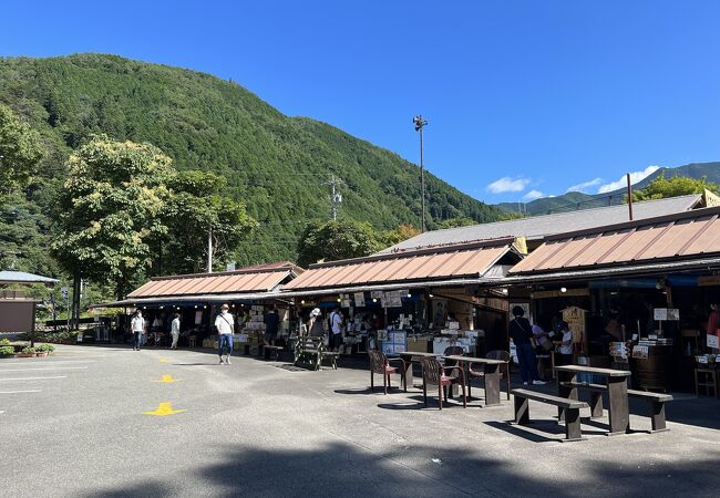 地元の獲れたての野菜などが並んでいる