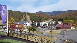 秋は磐梯山と猪苗代湖を見渡す紅葉スポット