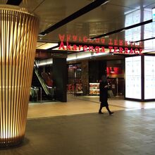 地下歩行空間からまっすぐ入れて便利です