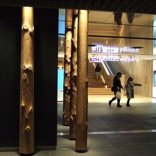 木をふんだんに使った内装に温かみを感じます