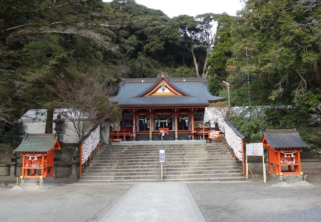 田んぼのつきあたり、山裾に。水からくりが有名。