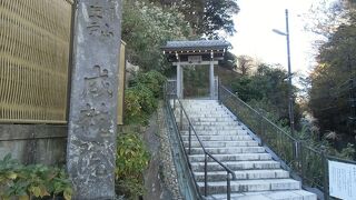 切通しの崖の上にあります