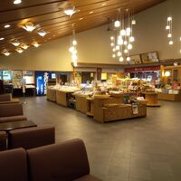 ロビーです。左奥に「北投石」についての展示室があります。