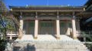 境内には草木が生い茂っていました