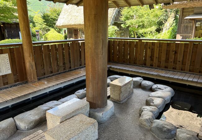 広々とした足湯