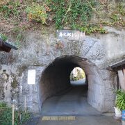 何の変哲もないトンネルですが、トンネルに入ると滝廉太郎のメロディーが聞こえます。