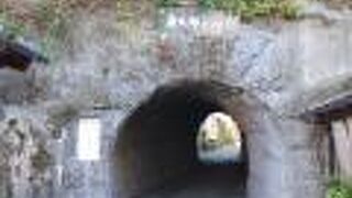 何の変哲もないトンネルですが、トンネルに入ると滝廉太郎のメロディーが聞こえます。