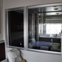 硝子張りの浴室