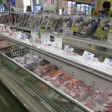 魚の切り身や海産物が多く並んでいます。