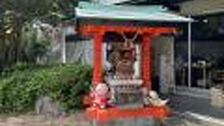 たくさんのさるぼぼが祀られている