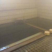 源泉の異なる２つの浴槽