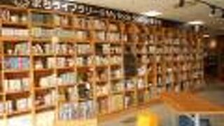 まち図書館、小津安二郎展示コ－ナ－はお薦め