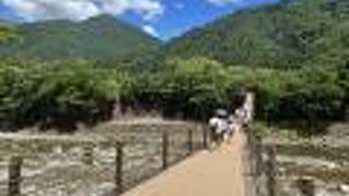 駐車場と白川郷合掌造り集落とをつないでいる