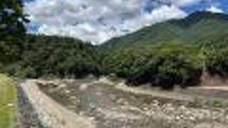 合掌造りのエリアから、庄川をはさんで対岸にある公園