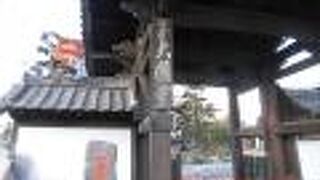 建物の上に五重塔が載っているいる感じの不思議な建物