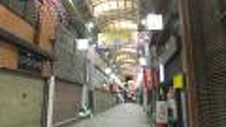 東西に伸びるアーケード街