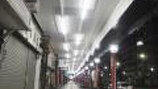 雷門の前を東西に伸びる商店街