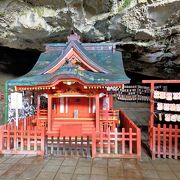 絶壁に立つ神社