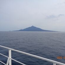 礼文島からすぐそこに見えるんですが1時間かかります。