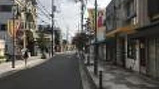 車は南行きの一方通行の商店街