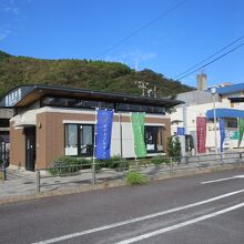 JR佐伯駅(右側)と佐伯市観光案内所