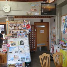 佐伯市観光案内所内部の様子